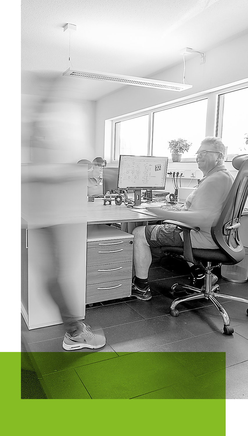 Bernd Flaig Geschäftsführer an seinem Büroplatz