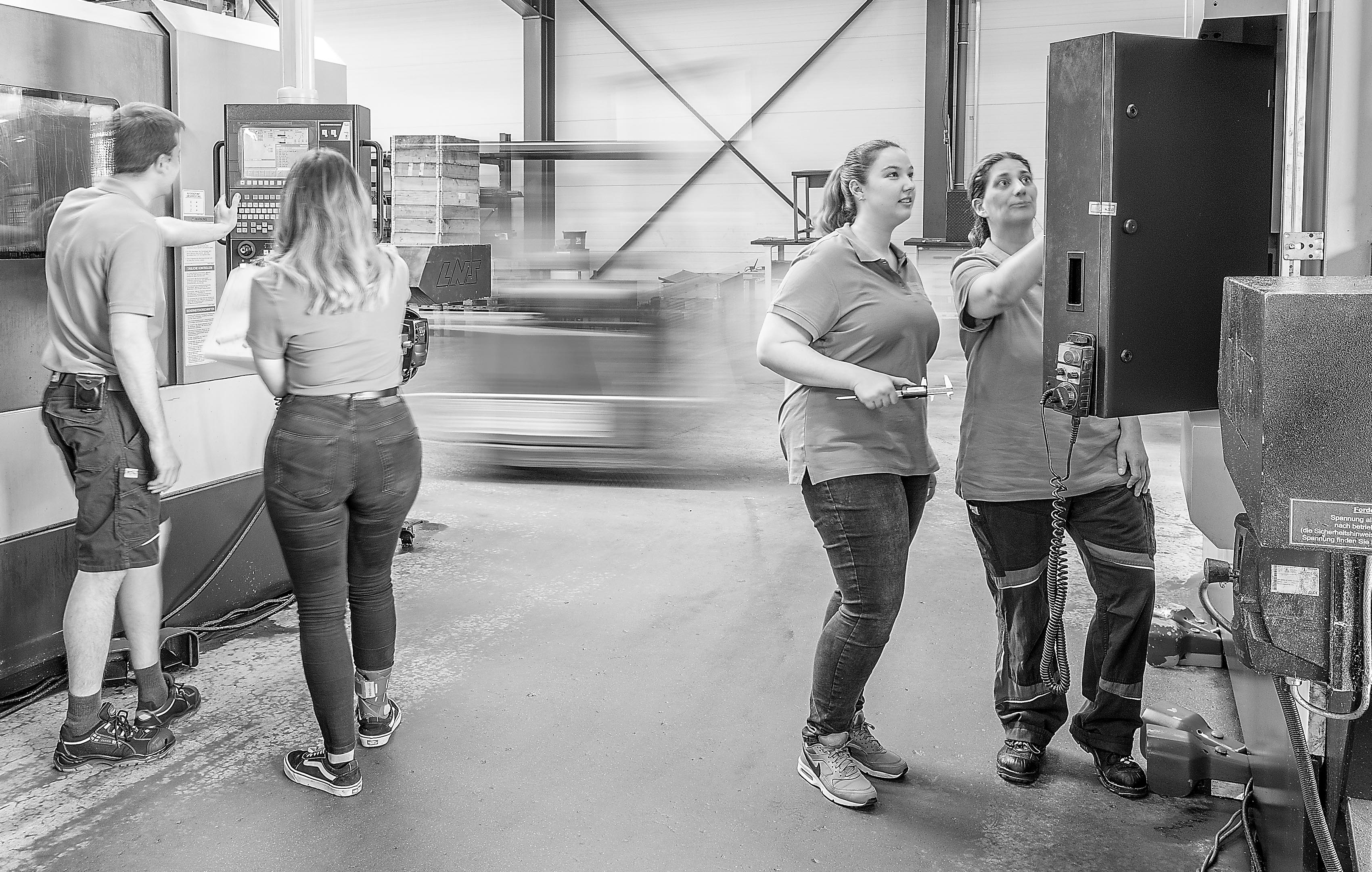 4 Personen vor den CNC Mschinen